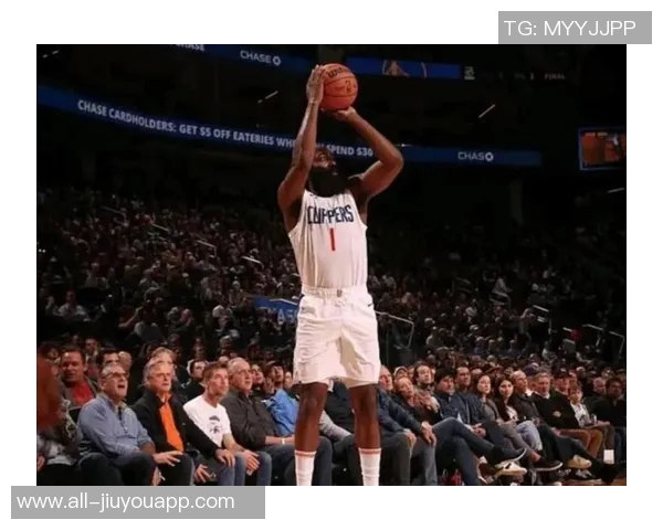 乔治状态回暖半场表现出色12分钟内高效拿下11分2助攻 乔治状态回暖半场表现出色12分钟内高效拿下11分2助攻