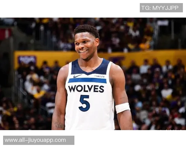 爱德华兹首节状态低迷5投0中仅得5分4篮板3助攻表现令人失望 爱德华兹首节状态低迷5投0中仅得5分4篮板3助攻表现令人失望