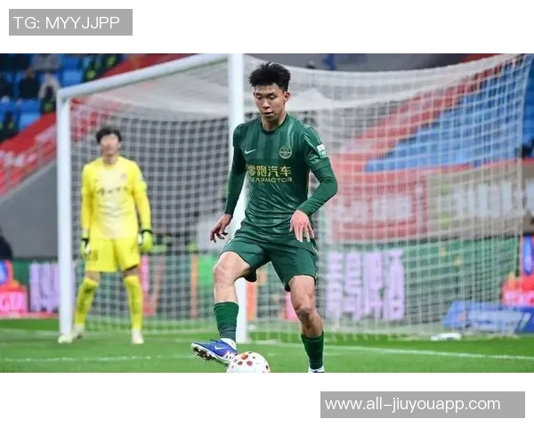 陶强龙兑现承诺赠球王钰栋期待下一届U23亚洲杯再创佳绩